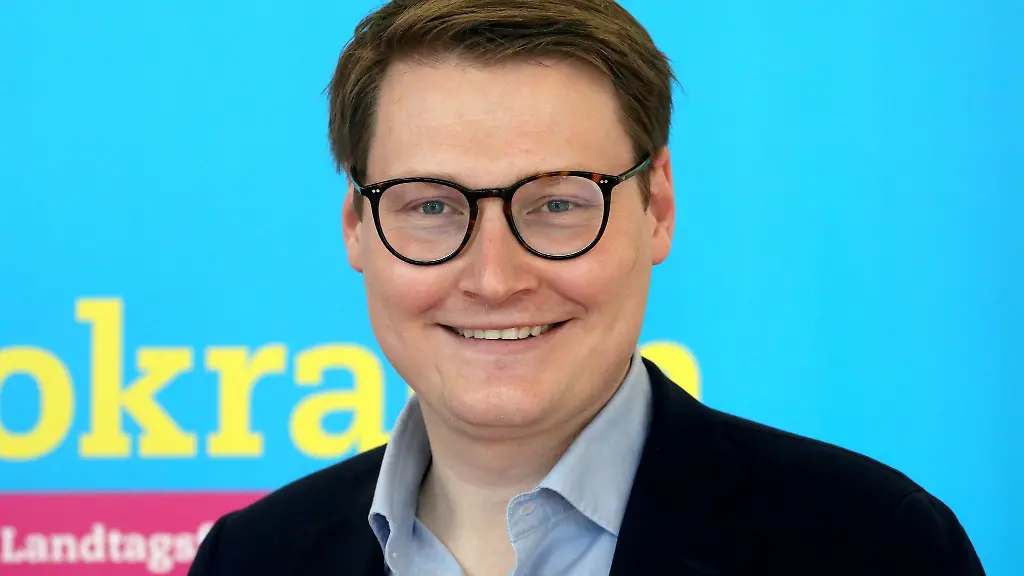 Der-Europaabgeordnete-Moritz-Koerner-bei-einem-Parteitag-der-nordrhein-westfaelischen-FDP