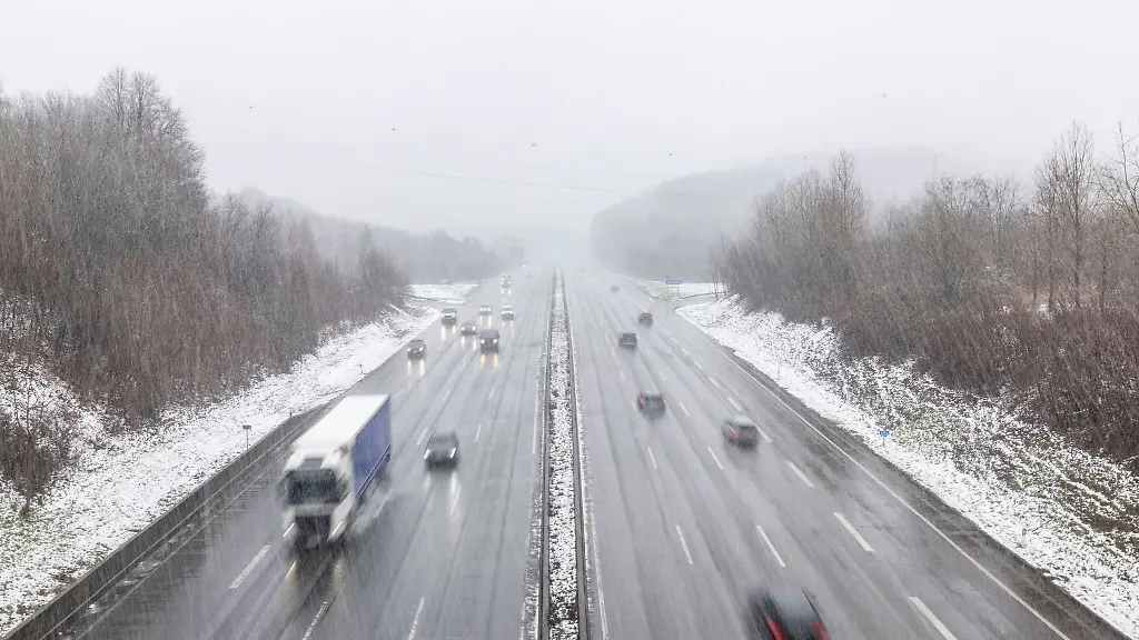 Autos-fahren-im-Schneefall-auf-einer-Autobahn