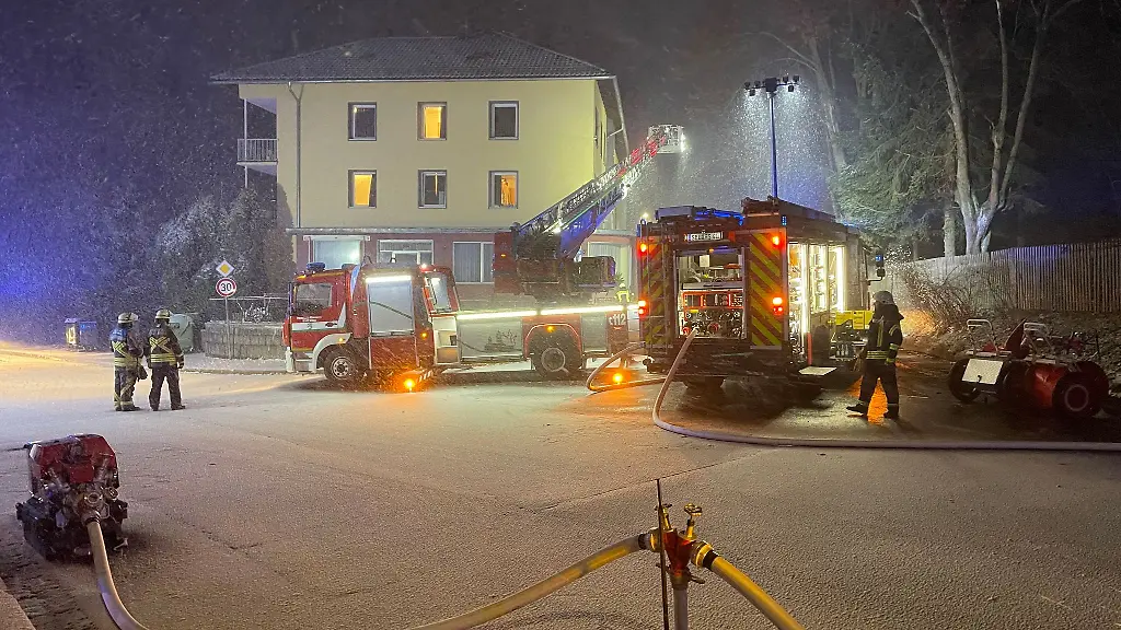 Die-Feuerwehr-bekaempft-den-Brand-in-einer-Asylbewerberunterkunft-im-oberfraenkischen-Selb