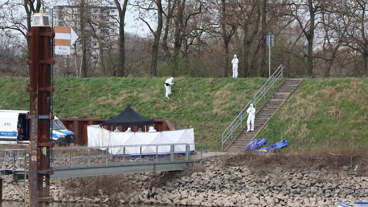 Polizeibeamte am Tatort bei der Spurensicherung. 