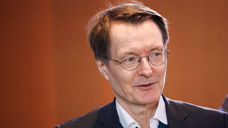 Die Stabilisierung der gesetzlichen Krankenversicherung bleibe eine "dauerhafte Aufgabe", sagt Karl Lauterbach. Im nächsten Jahr steht die Krankenhausreform an.