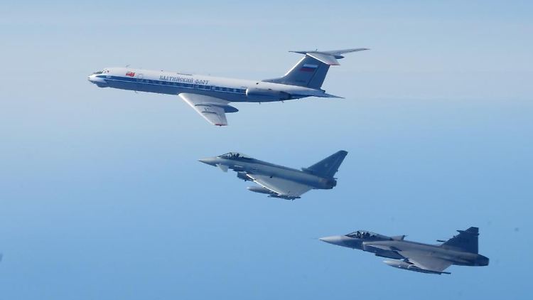 Ein deutscher Eurofighter und ein schwedischer Gripen (r.) bei der Identifizierung der russischen TU-134.