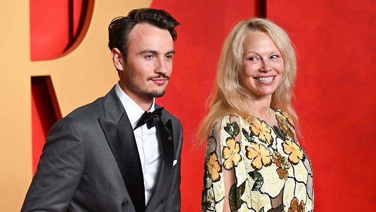 Brandon Thomas Lee mit seiner Mutter Pamela Anderson bei der Ankunft auf der Vanity Fair Oscar Party.