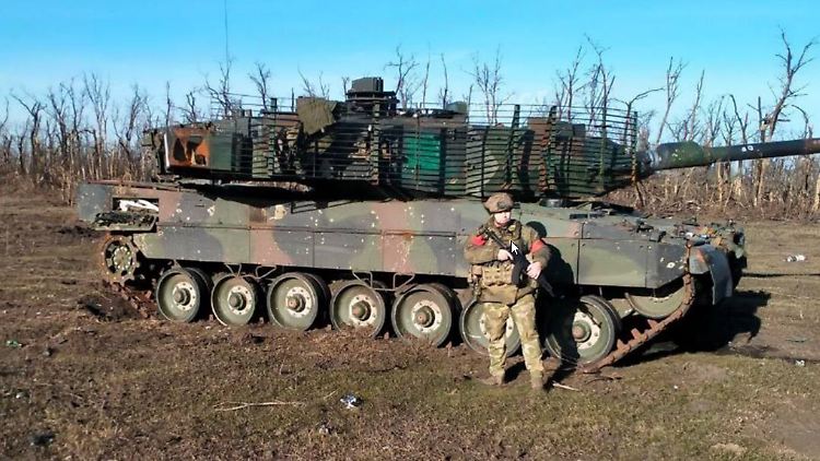 Ein russischer Soldat posiert vor dem zurückgelassenen Leopard 2.