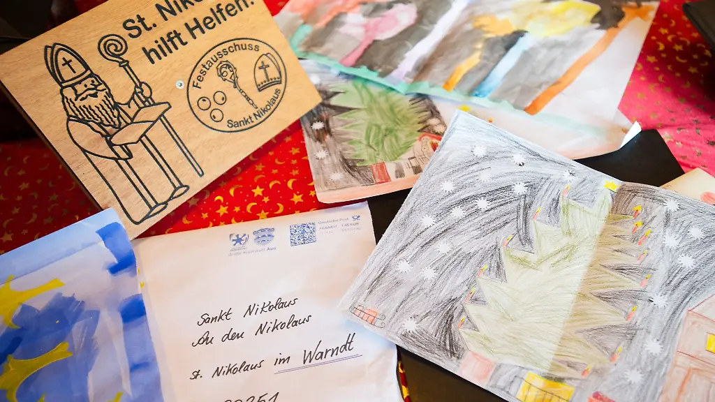 An-den-Nikolaus-adressierte-Briefe-liegen-im-Nikolauspostamt