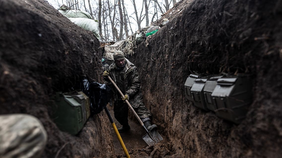 Dieses Foto von der Front wurde am Sonntag aufgenommen. Ein ukrainischer Soldat gräbt einen Graben in seiner Infanteriestellung in der Region Charkiw.