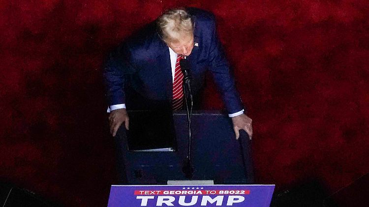 Bislang haben sich weder der Richter noch die Staatsanwaltschaft zu Trumps Antrag geäußert. 