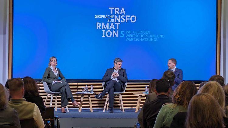 Moderatorin Tanja Samrotzki im Gespräch mit Robert Habeck und Michael Kretschmer.