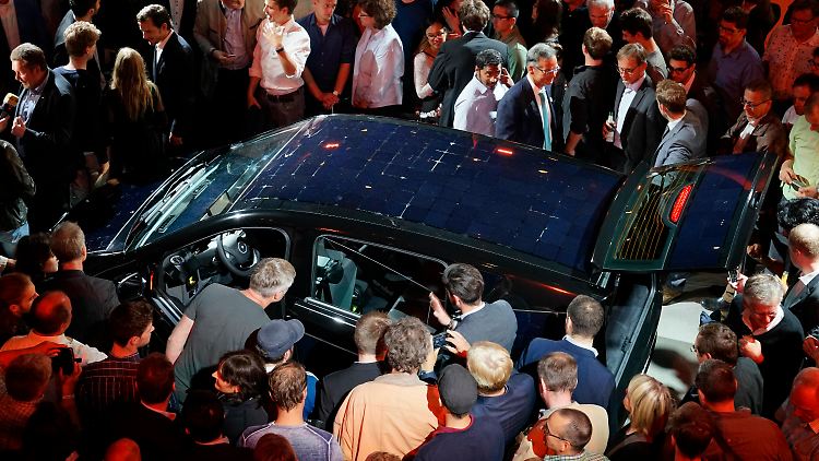 Dichtes Gedränge bei der Vorstellung des Solarautos Sion.
