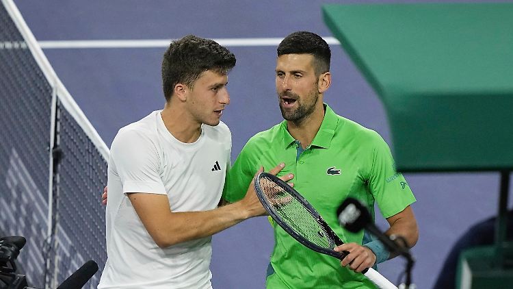 Luca Nardi feiert seinen Coup gegen Novak Djokovic.
