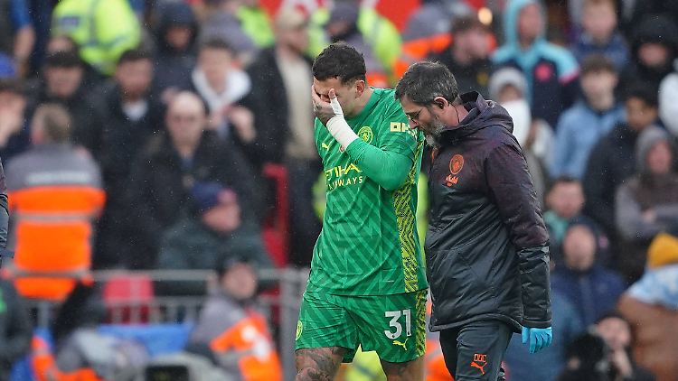 Manchesters Stammkeeper Ederson fällt offenbar doch länger aus als zunächst befürchtet.