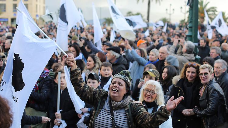Als Macron 2018 Korsika besuchte, forderten viele Menschen mehr Eigenständigkeit für die Insel. Nun kommen sie diesem Ziel näher.