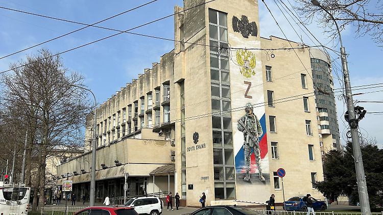 An der Fassade der Hauptpost im Zentrum von Sewastopol erinnert ein großes Wandbild an die "militärische Spezialoperation", wie Russland seinen Krieg gegen die Ukraine nennt. 