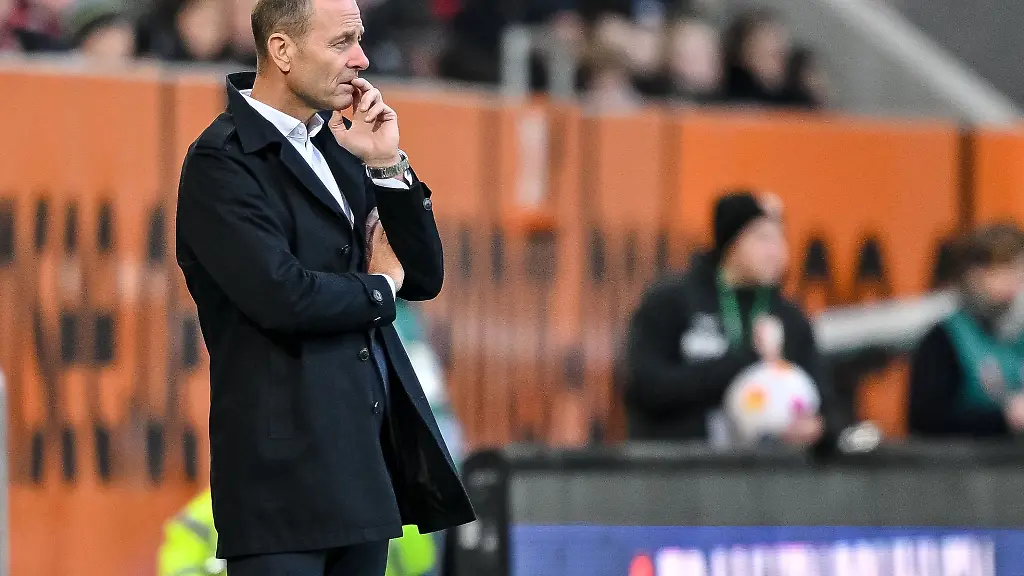 Augsburgs-Trainer-Jess-Thorup-an-der-Seitenlinie