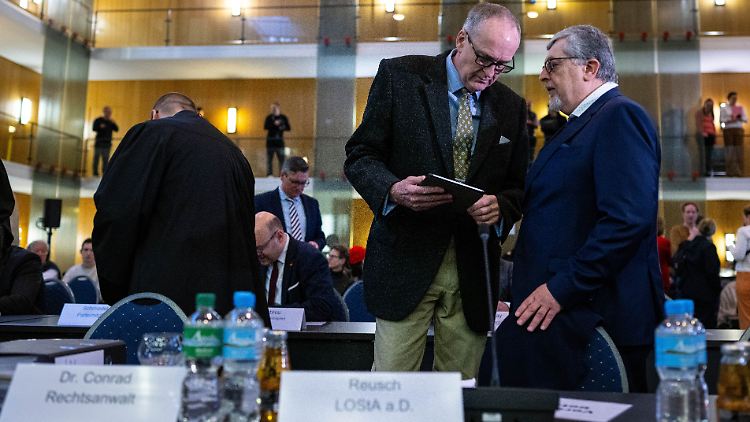 Die AfD wird bei dem Verfahren von Roman Reusch (2.v.r.), Beisitzer im Bundesvorstand, und Carsten Hütter, Mitglied des sächsischen Landtags vertreten.