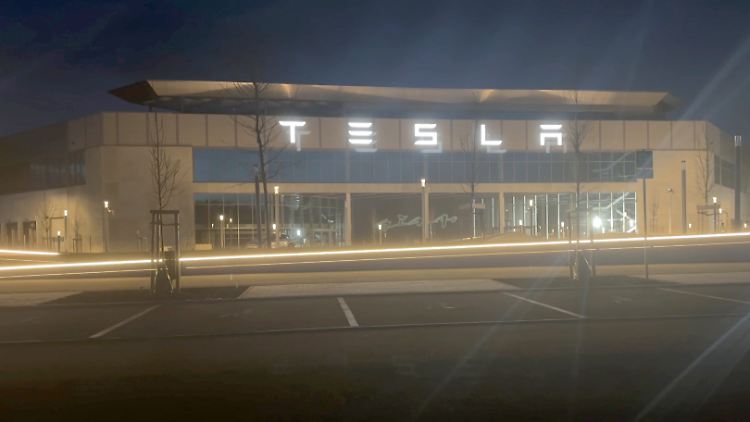 Tesla beziffert den durch den Anschlag in Grünheide entstandenen Schaden auf einen hohen neunstelligen Betrag. 