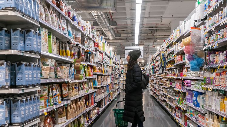 Preisvergleich an den Regalen - auch Lebensmittel in den USA werden teurer.