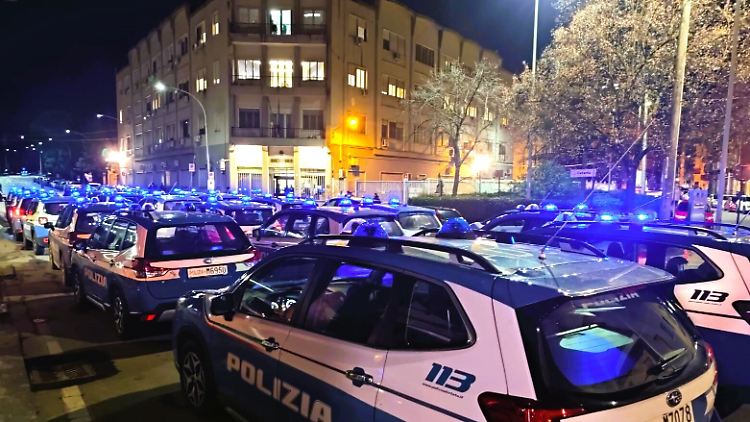 Polizisten bei einer Razzia gegen die Organisierte Kriminalität in Italien.