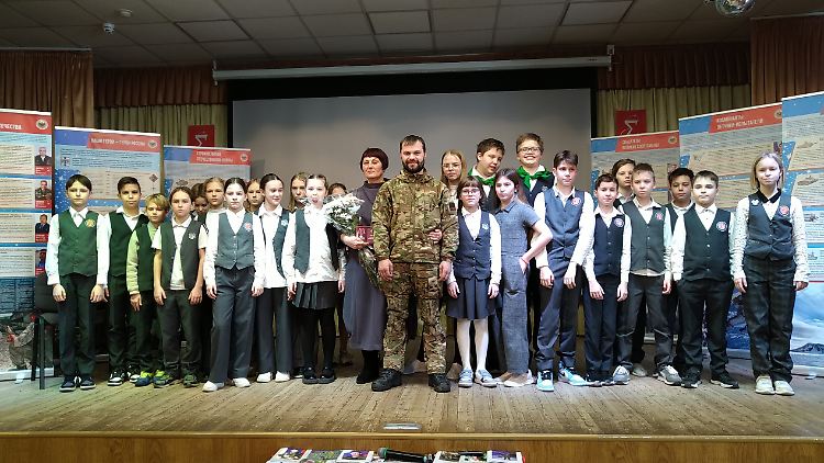 Der verurteilte Mörder Nikita Semjanow (M.) posiert im Lyzeum Nr. 9 von Nowosibirsk mit Kindern. In dieser Schule lernte er auch seine künftige Frau kennen - als sie zehn Jahre alt war.   