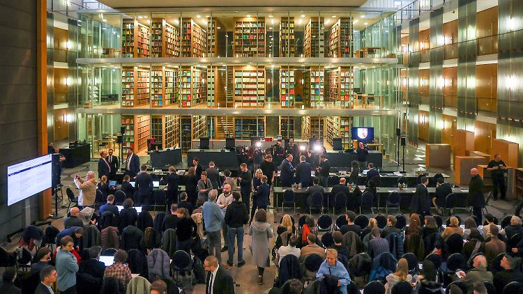 Das Interesse der Medien ist so groß, dass die Verhandlung im Foyer des Gerichts stattfindet. 