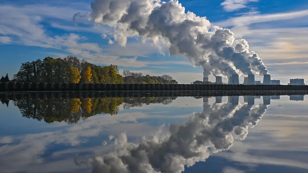 Wasserdampf-steigt-aus-den-Kuehltuermen-des-Braunkohlekraftwerks-Jaenschwalde-der-Lausitz-Energie-Bergbau-AG-LEAG