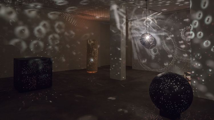 Silbrige Punkte wirbeln durch den Raum, Kunst trifft Technik. Das Lichtballett zieht in Basel magisch in den Bann. 