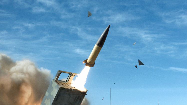 Die ATACMS-Raketen aus den USA sind für die Ukraine wertvoll, um russische Nachschubwege zu stören. Hier ein Raketenabschuss im Rahmen einer US-Übung. 