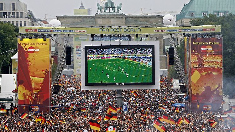 Soll auch dieses Jahr möglich werden: Tausende Zuschauer verfolgen auf der Fanmeile am Brandenburger Tor in Berlin ein WM-Fußballspiel der DFB-Elf.