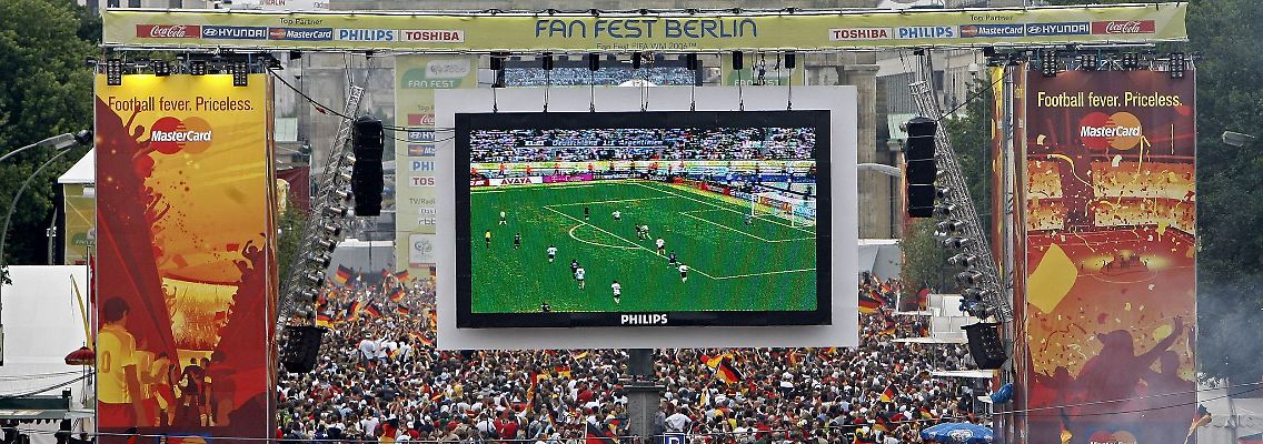 Soll auch dieses Jahr möglich werden: Tausende Zuschauer verfolgen auf der Fanmeile am Brandenburger Tor in Berlin ein WM-Fußballspiel von Deutschland.