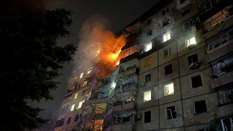 Ein Bild, das der ukrainische Präsident geteilt hat, zeigt schwere Schäden an einem Wohnhaus.