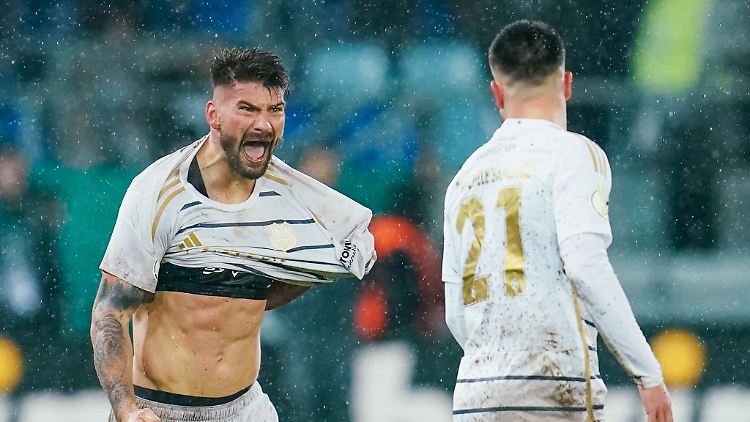 Schießt mit dem 2:1 seine Mannschaft ins Halbfinale: Kai Brünker (l.) von Saarbrücken.
