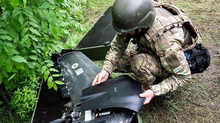 Ein ukrainischer Soldat bereitet eine Valkyrja-Drohne für den Einsatz vor.
