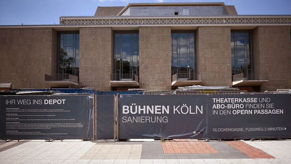 Plakate-mit-der-Aufschrift-Buehnen-Koeln-Sanierung-am-Zaun-rund-um-Oper-und-Schauspielhaus