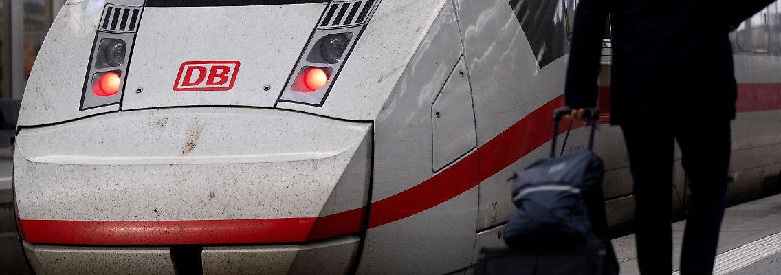 Ein Mitarbeiter der Deutschen Bahn (DB) geht am Hauptbahnhof zu einem Zug.