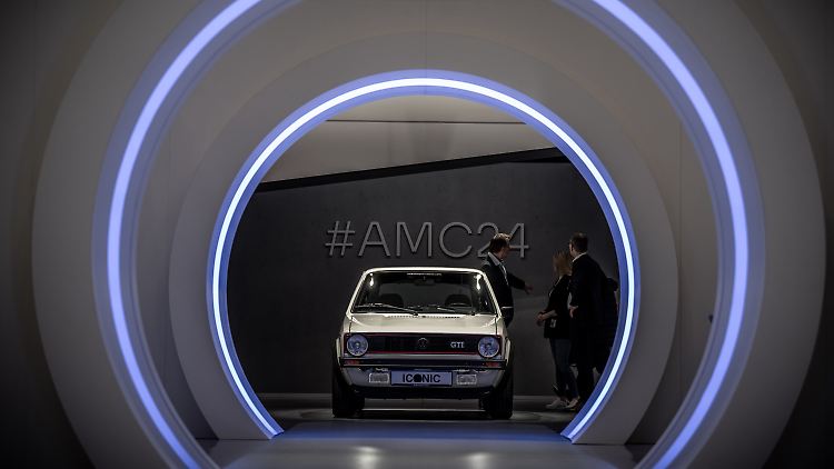 Ein klassischer VW Golf GTI steht bei der Jahrespressekonferenz der Volkswagen Group in Berlin im Foyer. 