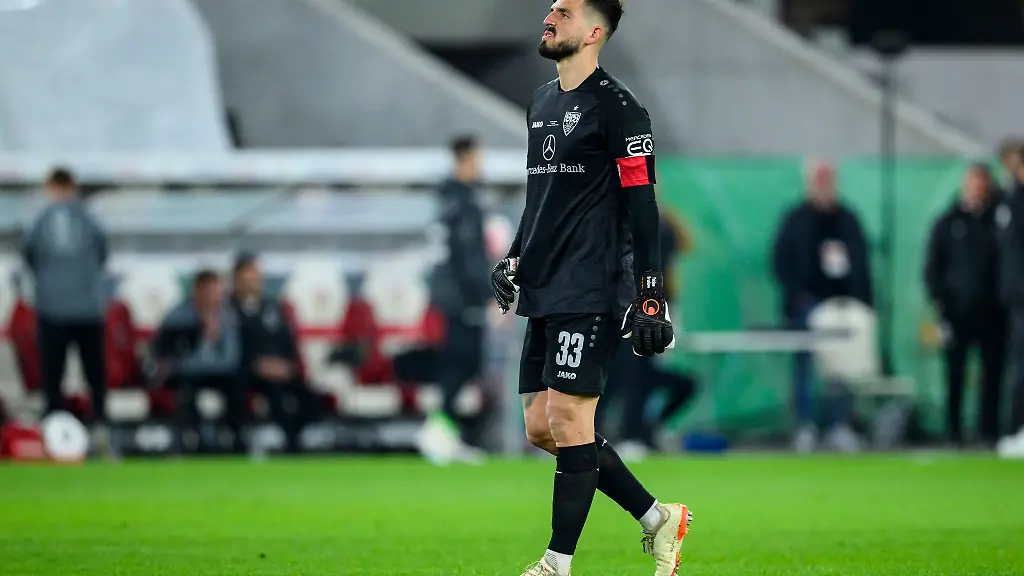 Stuttgarts-Torwart-Fabian-Bredlow-geht-ueber-den-Platz