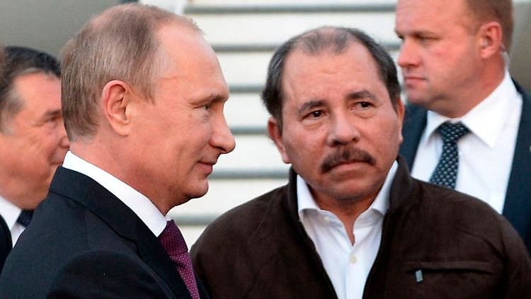 Nicaraguas Präsident Daniel Ortega begrüßt Russlands Präsident Wladimir Putin 2014 bei einem Besuch in seinem Land.