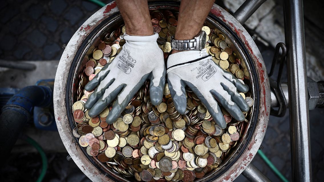 2024-03-07T080816Z_986544663_RC2J56AONERD_RTRMADP_3_ITALY-FOUNTAIN-COINS.JPG