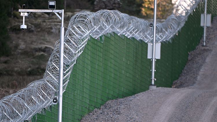 Finnland hat einen Grenzzaun zu Russland errichtet, Moskau will dort jetzt wieder Truppen stationieren. 