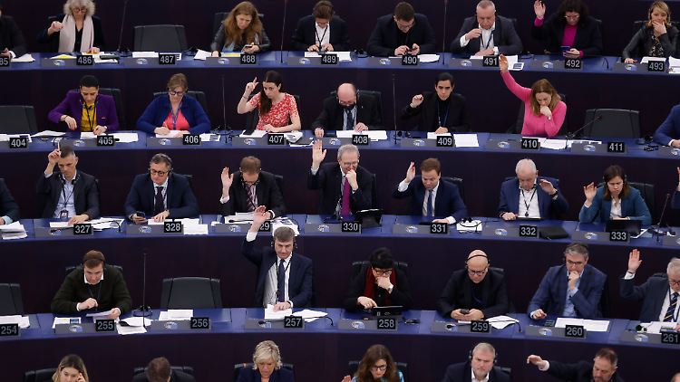 Die EU-Parlamentarier stimmen mehrheitlich für das weltweite erste KI-Gesetz.