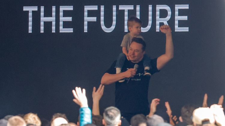 Bei seinem Besuch in Grünheide hielt der Tesla-Chef eine Rede vor den Beschäftigen. 