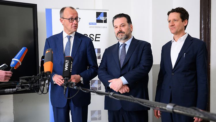 Merz äußerte sich nach seinem Gespräch mit Schülern gemeinsam mit Gideon Joffe von der Jüdischen Gemeinde zu Berlin und Schulleiter Aaron Eckstaedt.