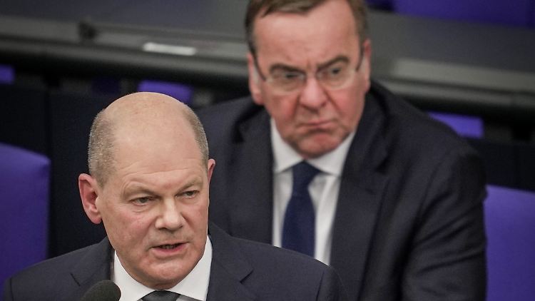 Scholz in der Regierungsbefragung, in der es vor allem um den Taurus geht. Hinter ihm: Verteidigungsminister Pistorius.