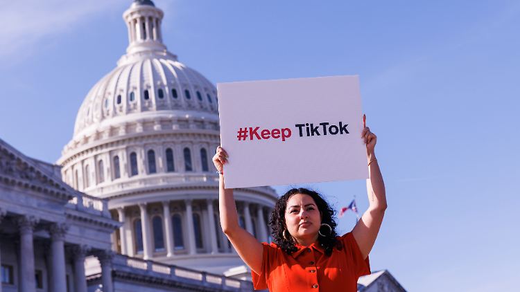 Am Dienstag kam es zu Protesten gegen das geplante Gesetz, durch das Tiktok aus den App-Stores in den USA verschwinden könnte.