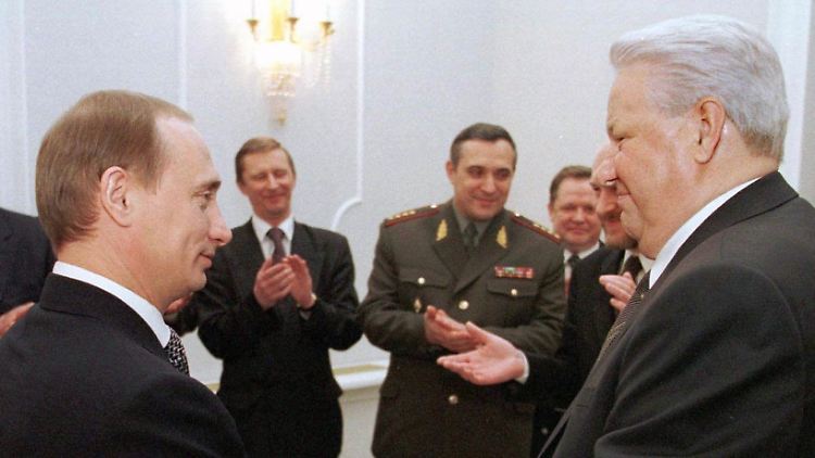 Machtübergabe: Jelzin (r.) tritt am 31. Dezember 1999 zurück, Putin übernimmt.