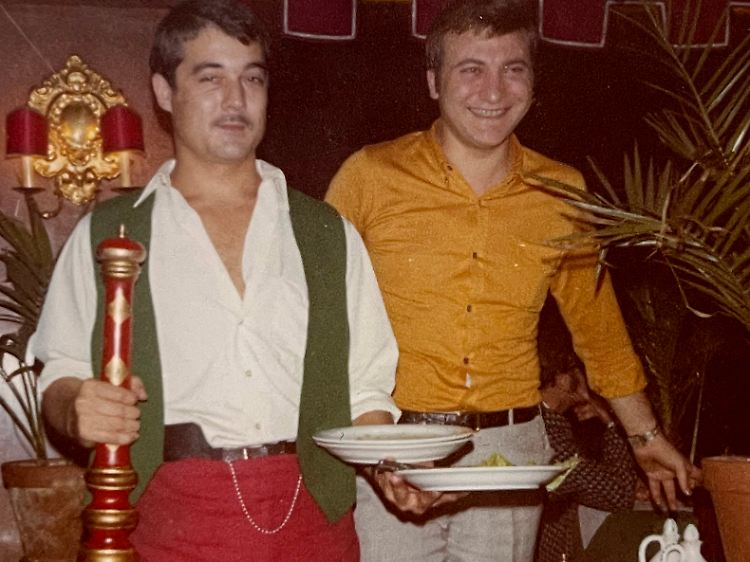 Gianni, rechts, in seinem Restaurant "Il Gattopardo" ("Der Leopard") Anfang der Siebzigerjahre.