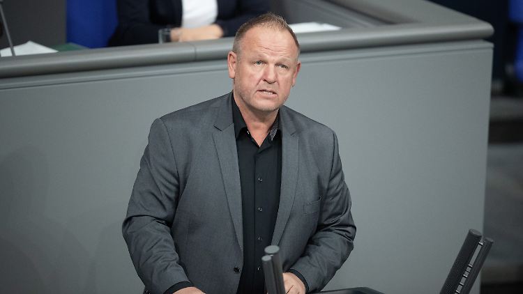 Der AfD-Obmann Kay-Uwe Ziegler setzt sich mit einem Schild in das Gremium. Darauf soll nach Teilnehmerangaben "Ausschussvorsitzender" stehen.