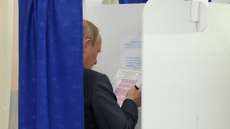 Wladimir Putin in der Wahlkabine - hier allerdings 2014 bei Regionalwahlen in Moskau.