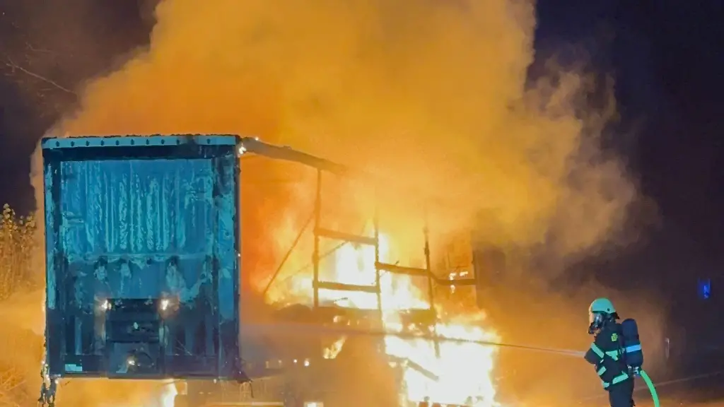 Ein-brennender-Sattelauflieger-steht-auf-der-Autobahn-44