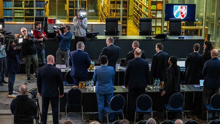 Wegen des allgemeinen Interesses findet die Verhandlung im Foyer und nicht im Sitzungssaal statt.